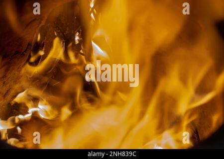 Feuer einer Feuersprengerexplosion. Funkelnde, realistische, feurige Explosion mit Funken. Sparkler Stockfoto