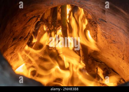 Konzept der Partikel, Feuer der Cracker-Explosion. Funkelnde, realistische, feurige Explosion mit Funken Stockfoto