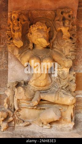 Skulptur der Göttin Shri Dakini, einer der Chausath-Yoginis, Bedaghat, Jabalpur, Madhya Pradesh, Indien. Stockfoto