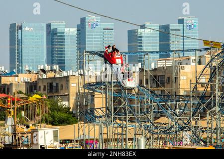 Nur für Mädchen im Biluna Luna Park wurde in Bnei Brak, Israel, für einen Zeitraum von zwei Wochen ein ultrareligiöser und koscherer Vergnügungspark errichtet Stockfoto