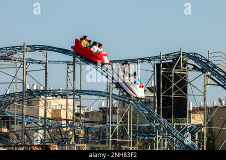 Nur für Mädchen im Biluna Luna Park wurde in Bnei Brak, Israel, für einen Zeitraum von zwei Wochen ein ultrareligiöser und koscherer Vergnügungspark errichtet Stockfoto