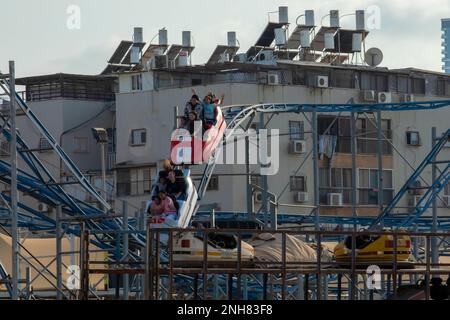 Nur für Mädchen im Biluna Luna Park wurde in Bnei Brak, Israel, für einen Zeitraum von zwei Wochen ein ultrareligiöser und koscherer Vergnügungspark errichtet Stockfoto