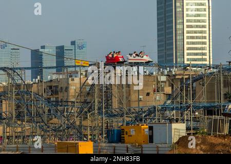 Nur für Mädchen im Biluna Luna Park wurde in Bnei Brak, Israel, für einen Zeitraum von zwei Wochen ein ultrareligiöser und koscherer Vergnügungspark errichtet Stockfoto