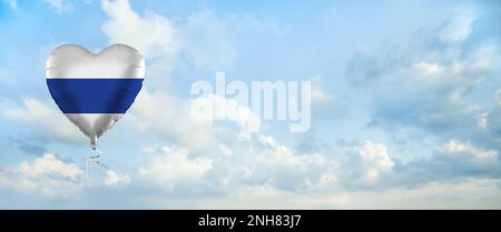 Russische Flagge auf herzförmigem Ballon vor Wolkenhintergrund. Bildung, Wohltätigkeit, Auswanderung, Reisen und Lernen. Russisches Sprachkonzept Stockfoto