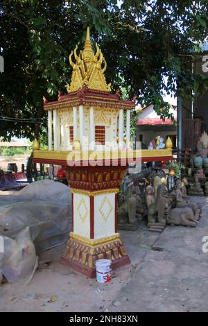 Einheimischer Steinmetz bei der Arbeit, buddha-Statuen, fotografiert in Kambodscha Stockfoto