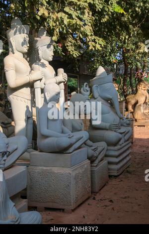 Einheimischer Steinmetz bei der Arbeit, buddha-Statuen, fotografiert in Kambodscha Stockfoto