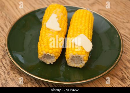 Zwei Maiskolben mit geschmolzener Butter Stockfoto