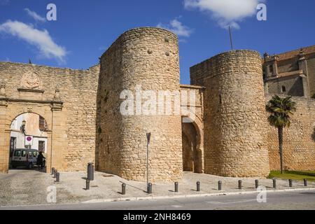 Ronda Spain, Puerta de Almocabar, maurische Stadtmauern des spanischen Dorfes Ronda, Andalusien, Spanien. Stockfoto