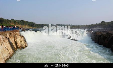 INDIEN, MADHYA PRADESH, JABALPUR, November 2022, Tourist am Dhuandhar Wasserfall, Bedaghat Stockfoto