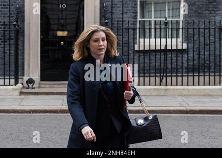 London, Großbritannien. 21. Februar 2023. Lord President of the Council und Leader of the House of Commons, Penny Mordaunt verlässt die Downing Street 10, nachdem er an der wöchentlichen Kabinettssitzung unter dem Vorsitz von Premierminister Rishi Sunak teilgenommen hat. Kredit: Wiktor Szymanowicz/Alamy Live News Stockfoto