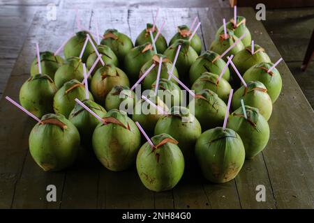 Grüne Kokosnüsse mit Plastikhalmen, trinkfertig aus Ninh Kieu, Can Tho, Vietnam Stockfoto