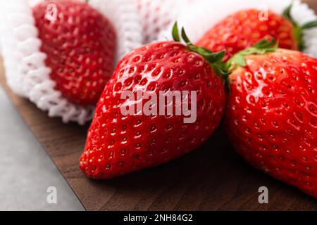 Koreanische Esskultur. Eine Auswahl an Erdbeeren. Große, Süße Erdbeeren Stockfoto