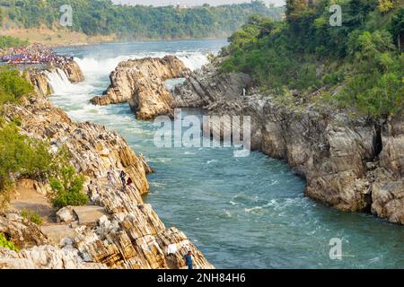 INDIEN, MADHYA PRADESH, JABALPUR, November 2022, Tourist am Dhuandhar Wasserfall, Bedaghat Stockfoto