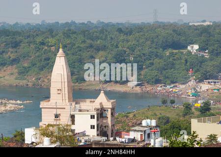 INDIEN, MADHYA PRADESH, JABALPUR, 2022. November, Gläubiger im Digambar Jain Tempel von Bedaghat, Jabalpur Stockfoto