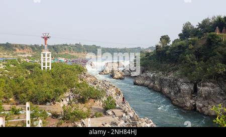 INDIEN, MADHYA PRADESH, JABALPUR, November 2022, Tourist am Dhuandhar Wasserfall und Seilbahn von Bedaghat Stockfoto