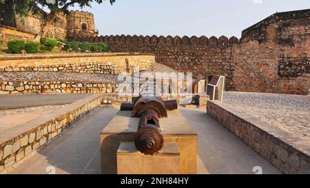 Blick auf die Kadak Bijli Cannon auf dem Campus von Jhansi Fort, Uttar Pradesh, Indien. Stockfoto