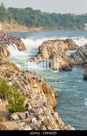 INDIEN, MADHYA PRADESH, JABALPUR, November 2022, Tourist am Dhuandhar Wasserfall, Bedaghat Stockfoto