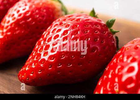 Koreanische Esskultur. Eine Auswahl an Erdbeeren. Große, Süße Erdbeeren Stockfoto