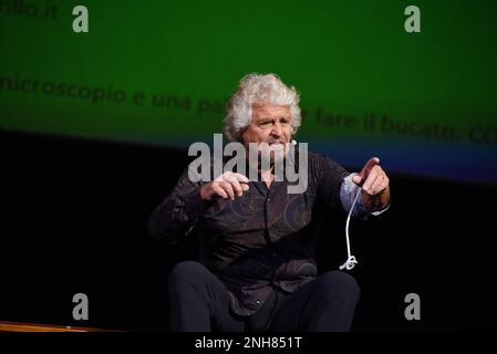 18. Februar 2023, Neapel, Kampanien, Italien: Beppe Grillo, Blogger Political und Leiter der Five Stars Movement, auf der Bühne des Teatro Diana von Neapel während seiner Theateraufführung '' IO sono il peggiore' (Kreditbild: © Pasquale Gargano/Pacific Press via ZUMA Press Wire) NUR REDAKTIONELLE VERWENDUNG! Nicht für den kommerziellen GEBRAUCH! Stockfoto