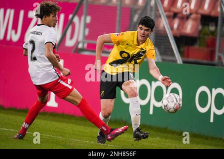 UTRECHT, NIEDERLANDE - FEBRUAR 20: Julliani Eersteling vom FC Utrecht U23 und Anselmo Garcia MacNulty vom NAC Breda während des niederländischen Keukenkampioendivisie-Spiels zwischen dem FC Jong Utrecht und dem NAC Breda im Stadion Galgenwaard am 20. Februar 2023 in Utrecht, Niederlande (Foto: Joris Verwijst/Orange Pictures) Stockfoto