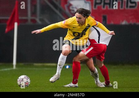 UTRECHT, NIEDERLANDE - FEBRUAR 20: Odysseus Velanas von NAC Breda kämpft am 20. Februar 2023 im Stadion Galgenwaard in Utrecht, Niederlande, um den Ball mit Eliano Reijnders vom FC Utrecht U23 während des niederländischen Keukenkampioendivisie-Spiels zwischen Jong FC Utrecht und NAC Breda (Foto: Joris Verwijst/Orange Pictures) Stockfoto