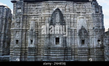 Schnitzereien an der Mauer von Kangra Fort, Kangra, Himachal Pradesh, Indien. Stockfoto