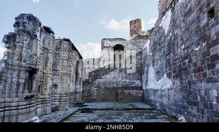 Schnitzereien an der Mauer von Kangra Fort, Kangra, Himachal Pradesh, Indien. Stockfoto