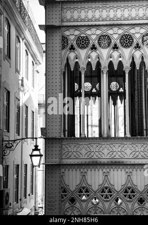 Lissabon, Portugal - 21. Oktober 2022: Wunderschöner Santa Justa Lift von Raul Mesnier 1898-1902. Lissabon, Baixa Pombalina Stockfoto