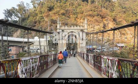 INDIEN, HIMACHAL PRADESH, MANDI, Dezember 2022, Bewohner der Victoria Kesari Bridge, erbaut 1877 von Raja Bilai Sen Stockfoto