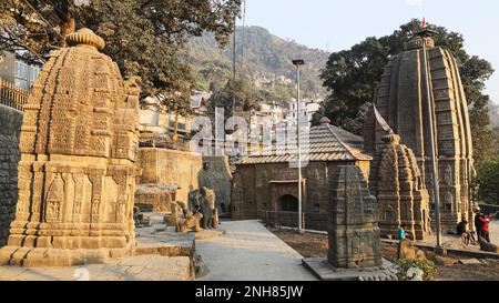 INDIEN, HIMACHAL PRADESH, MANDI, Dezember 2022, Gläubiger im Triloknath Tempel erbaut von Königin Sultan Devi im 16. Jahrhundert Stockfoto