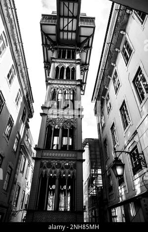 Lissabon, Portugal - 21. Oktober 2022: Wunderschöner Santa Justa Lift von Raul Mesnier 1898-1902. Lissabon, Baixa Pombalina Stockfoto