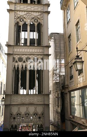 Lissabon, Portugal - 21. Oktober 2022: Wunderschöner Santa Justa Lift von Raul Mesnier 1898-1902. Lissabon, Baixa Pombalina Stockfoto