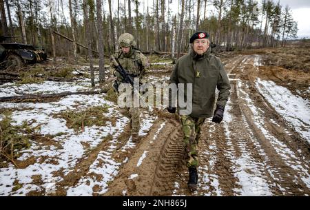 Pabrade, Litauen. 21. Februar 2023. PABRADE - König Willem-Alexander nimmt an einer Übung während seines Besuchs bei niederländischen Soldaten im Pabrade Training Area, Litauen, Teil. Die Soldaten sind Teil der verstärkten Frontpräsenz der NATO. ANP ROBIN VAN LONKHUIJSEN niederlande Out - belgien Out Credit: ANP/Alamy Live News Stockfoto