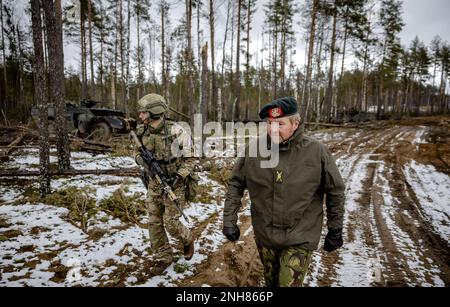 Pabrade, Litauen. 21. Februar 2023. PABRADE - König Willem-Alexander nimmt an einer Übung während seines Besuchs bei niederländischen Soldaten im Pabrade Training Area, Litauen, Teil. Die Soldaten sind Teil der verstärkten Frontpräsenz der NATO. ANP ROBIN VAN LONKHUIJSEN niederlande Out - belgien Out Credit: ANP/Alamy Live News Stockfoto