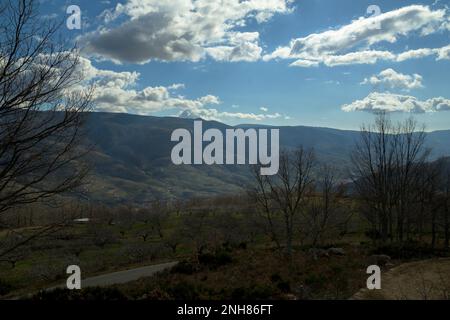 Panoramablick auf das jerte-Tal im Winter mit Kirschterrassen an einem sonnigen Tag mit Wolken Stockfoto