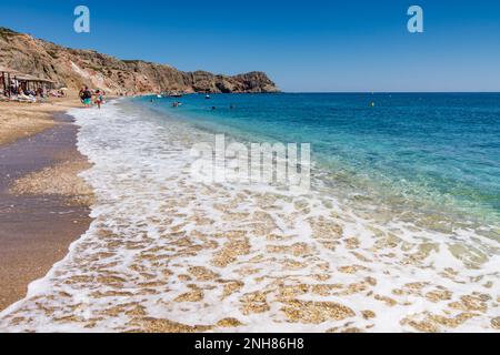 Der lange Kiesstrand von Paleochori, Milos Stockfoto