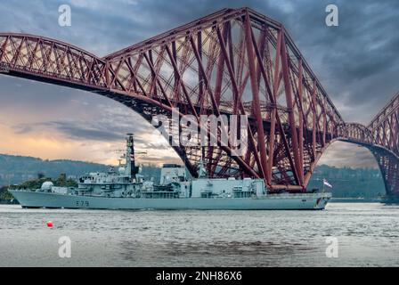 HMS Portland verlässt Rosyth Dockyard und segelt unter der berühmten Forth Bridge in Schottland auf der 13/12/2012 Stockfoto