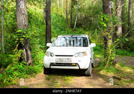 Die Marke „Honda HR-V“ fährt auf einer Waldstraße im Altai Stockfoto