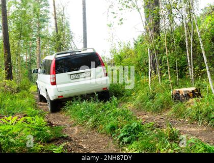 Die Marke „Honda HR-V“ fährt auf einer Waldstraße im Altai Stockfoto