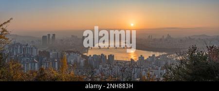 Seoul Südkorea, Panorama-Skyline Sonnenaufgang am Han River vom Maebong Mountain Park im Herbst Stockfoto