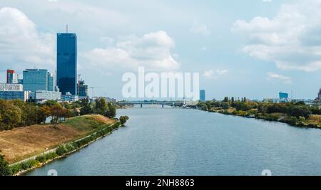 Wien, Österreich - 28. August 2022: Blick auf die Donau und die Stadt Donau, auch bekannt als Wien DC, in Wien, Österreich, auf der linken Seite Stockfoto