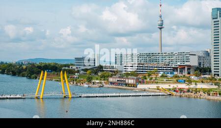 Wien, Österreich - 28. August 2022: Blick auf die Donau in Wien, Österreich, und Donau-Stadt, auch bekannt als Wien DC, auf der rechten Seite, mit Hervorhebung der Stockfoto