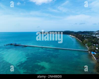 Draufsicht Drohnenaufnahme des tropischen Meeres am rawai Beach Phuket Thailand, wunderschöne Landschaft andamanensee und lange Brücke ins Meer, wunderschöne Reise b Stockfoto