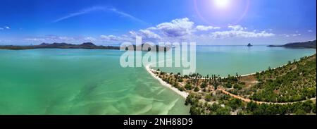 Luftblick, Panoramablick auf die Natur auf den wunderschönen Sandstrand von Laem vor der Insel Koh yao yai, fantastisches Reiseziel am Strand in Phang-nga Provin Stockfoto