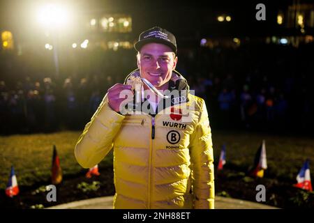 20. Februar 2023, Bayern, Fischen im Allgäu: Parallel dazu Giant Slalom Weltmeister Alexander Schmid mit seiner Medaille bei seinem Empfang nach der Alpinen Ski-Weltmeisterschaft in Courchevel und Meribel. Foto: Tom Weller/dpa Stockfoto