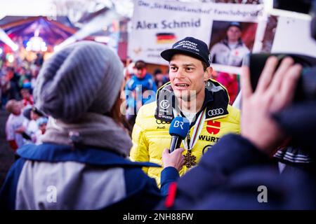 20. Februar 2023, Bayern, Fischen im Allgäu: Parallelriesen-Slalom-Weltmeister Alexander Schmid wird von Bayrischer Rundfunk bei seinem Empfang nach der Alpen-Ski-Weltmeisterschaft in Courchevel und Meribel interviewt. Foto: Tom Weller/dpa Stockfoto