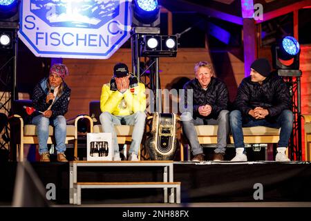 20. Februar 2023, Bayern, Fischen im Allgäu: Parallelriesen Slalom Weltmeister Alexander Schmid (M) tritt nach der Alpenweltmeisterschaft in Courchevel und Meribel mit seiner Familie auf die Bühne. Foto: Tom Weller/dpa Stockfoto