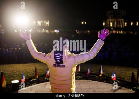 20. Februar 2023, Bayern, Fischen im Allgäu: Parallel Giant Slalom World Champion Alexander Schmid Waves bei seinem Empfang nach der Alpenweltmeisterschaft in Courchevel und Meribel. Foto: Tom Weller/dpa Stockfoto