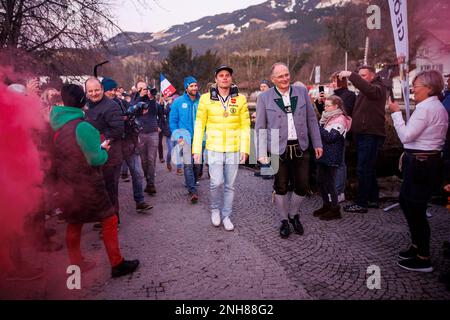 20. Februar 2023, Bayern, Fischen im Allgäu: Parallel Giant Slalom World Champion Alexander Schmid spaziert während seines Empfängers nach der Alpenweltmeisterschaft in Courchevel und Meribel an Fans vorbei. Foto: Tom Weller/dpa Stockfoto