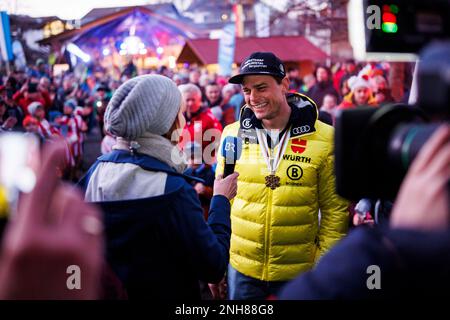 20. Februar 2023, Bayern, Fischen im Allgäu: Parallelriesen-Slalom-Weltmeister Alexander Schmid wird von Bayrischer Rundfunk bei seinem Empfang nach der Alpen-Ski-Weltmeisterschaft in Courchevel und Meribel interviewt. Foto: Tom Weller/dpa Stockfoto